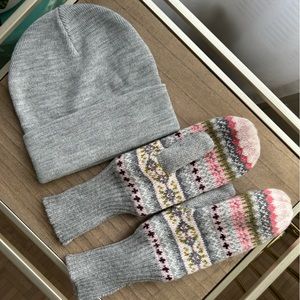 Grey beanie / tuque with matching patterned mittens. Like new.